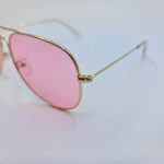 عکس از عینک دید در شب با لنز صورتی رنگ و فریم طلایی خلبانی Ray-Ban مدل 3026