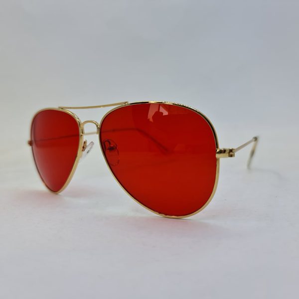 عکس از عینک دید در شب با لنز قرمز رنگ و فریم طلایی خلبانی ریبن مدل 3026