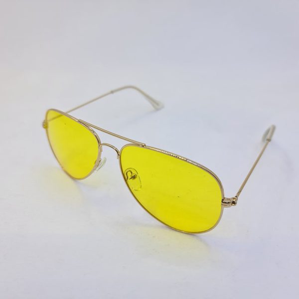 عکس از عینک دید در شب با لنز زرد رنگ و فریم طلایی خلبانی ریبن مدل 3026
