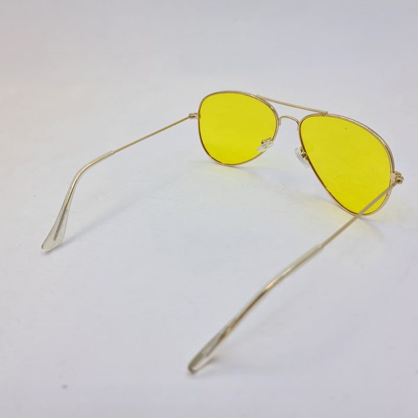عکس از عینک دید در شب با لنز زرد رنگ و فریم طلایی خلبانی ریبن مدل 3026