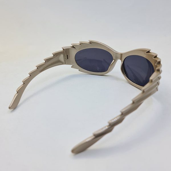 عکس از عینک آفتابی شانه ای بالنسیاگا با فریم طلایی و فانتزی و عدسی دودی تیره مدل sh1006