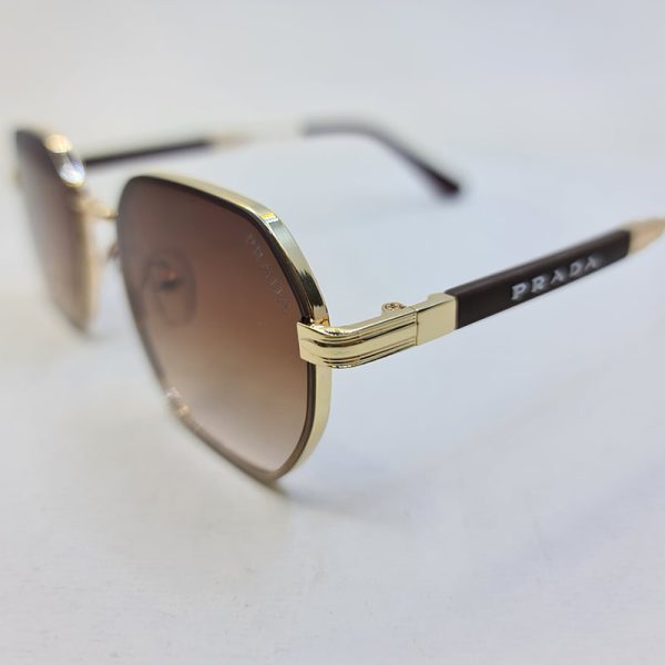 عکس از عینک آفتابی prada با فریم و دسته طلایی رنگ و عدسی قهوه ای مدل 0548