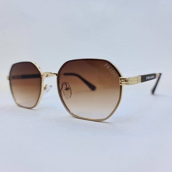 عکس از عینک آفتابی prada با فریم و دسته طلایی رنگ و عدسی قهوه ای مدل 0548