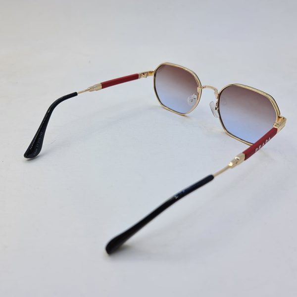 عکس از عینک آفتابی پرادا با فریم هندسی و طلایی رنگ و لنز دو رنگ مدل 0548