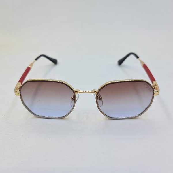 عکس از عینک آفتابی پرادا با فریم هندسی و طلایی رنگ و لنز دو رنگ مدل 0548