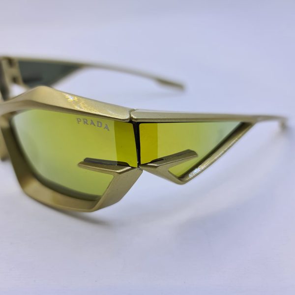 عکس از عینک آفتابی فانتزی پرادا با لنز آینه ای و فریم طلایی رنگ مدل lh068