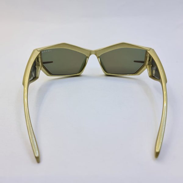 عکس از عینک آفتابی فانتزی پرادا با لنز آینه ای و فریم طلایی رنگ مدل lh068