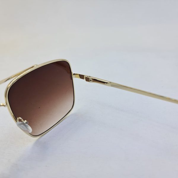 عکس از عینک آفتابی دیتیای با فریم مربعی، طلایی رنگ، عدسی قهوه ای و دسته فنری مدل 1003