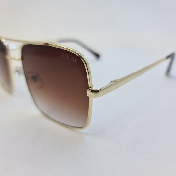 عکس از عینک آفتابی دیتیای با فریم مربعی، طلایی رنگ، عدسی قهوه ای و دسته فنری مدل 1003