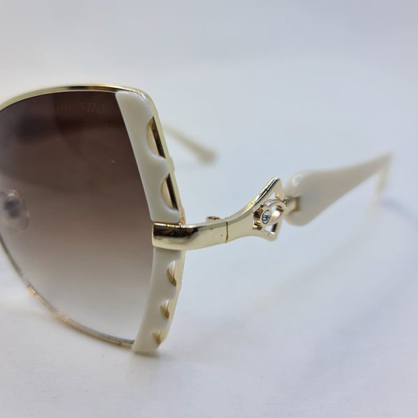 عکس از عینک آفتابی زنانه با فریم طلایی و سفید رنگ برند مورانو با عدس قهوه ای مدل 7446