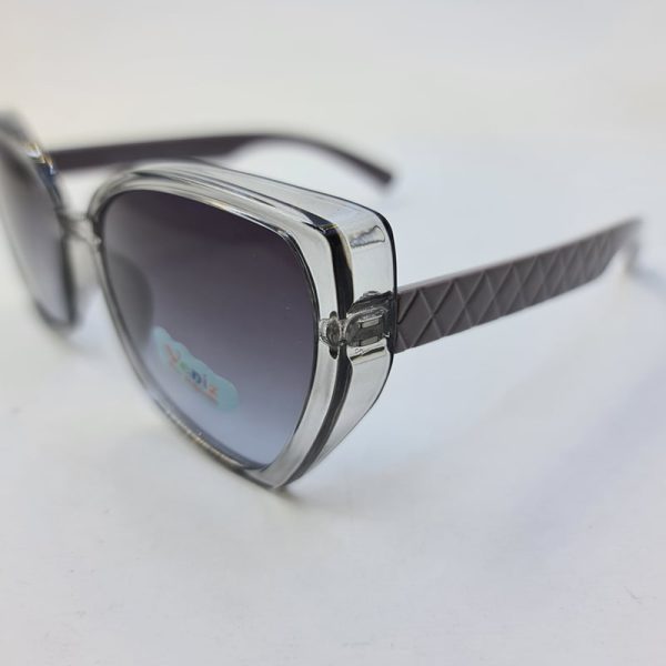 عکس از عینک آفتابی بچه گانه با فریم خاکستری رنگ و پروانه ای و لنز دودی مدل 3083