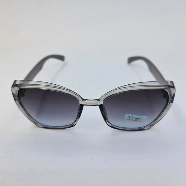 عکس از عینک آفتابی بچه گانه با فریم خاکستری رنگ و پروانه ای و لنز دودی مدل 3083