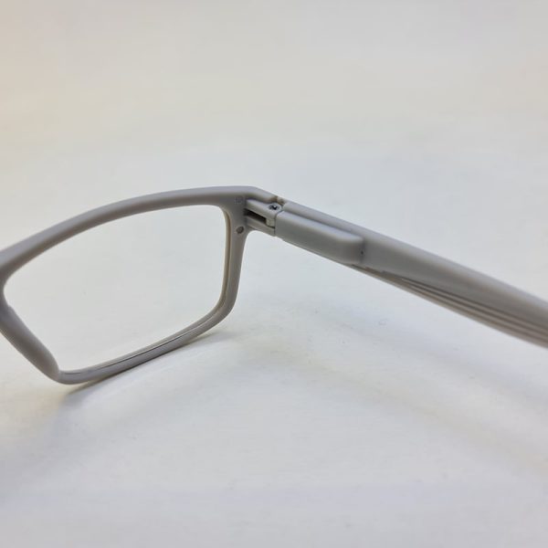 عکس از عینک مطالعه نزدیک بین با فریم طوسی، مخملی و دسته فنری مدل 5022