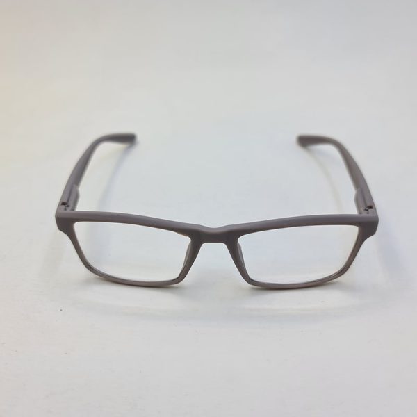 عکس از عینک مطالعه نزدیک بین با فریم طوسی مایل به بنفش و مخملی مدل 5022