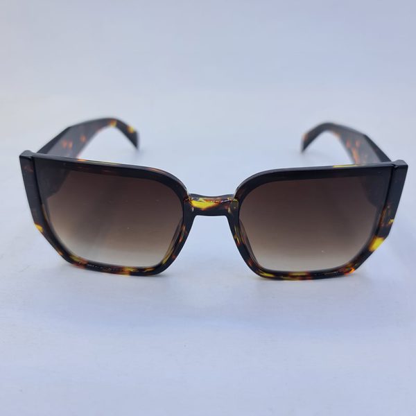 عکس از عینک آفتابی زنانه پرادا با فریم هاوانا، دسته سه بعدی و لنز قهوه ای مدل 3765