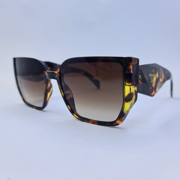 عکس از عینک آفتابی زنانه پرادا با فریم هاوانا، دسته سه بعدی و لنز قهوه ای مدل 3765