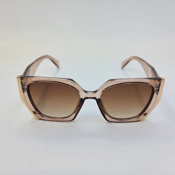 عکس از عینک آفتابی پرادا با فریم رنگ عسلی، چشم گربه ای و عدسی قهوه ای مدل 6083