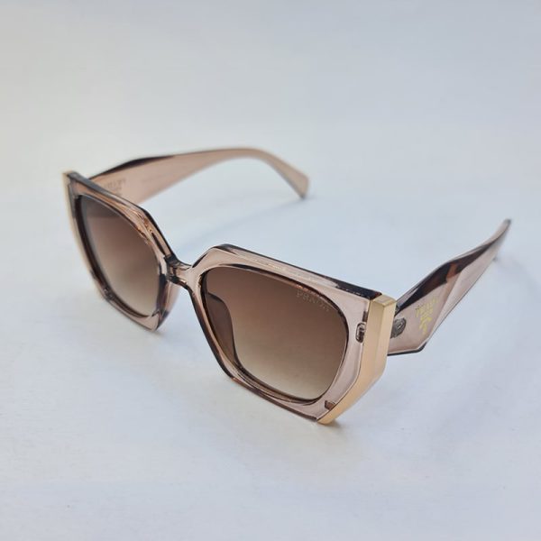 عکس از عینک آفتابی پرادا با فریم رنگ عسلی، چشم گربه ای و عدسی قهوه ای مدل 6083