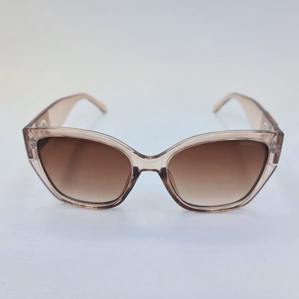 عکس از عینک آفتابی زنانه ورساچه با فریم رنگ عسلی و چشم گربه ای مدل 8817