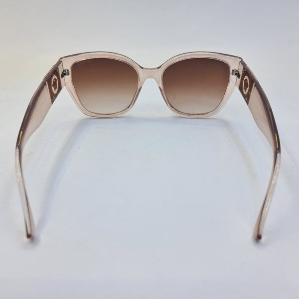 عکس از عینک آفتابی زنانه ورساچه با فریم رنگ عسلی و چشم گربه ای مدل 8817