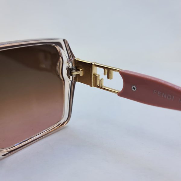 عکس از عینک آفتابی فندی با فریم عسلی، دسته صورتی رنگ و لنز قهوه ای مدل 6063