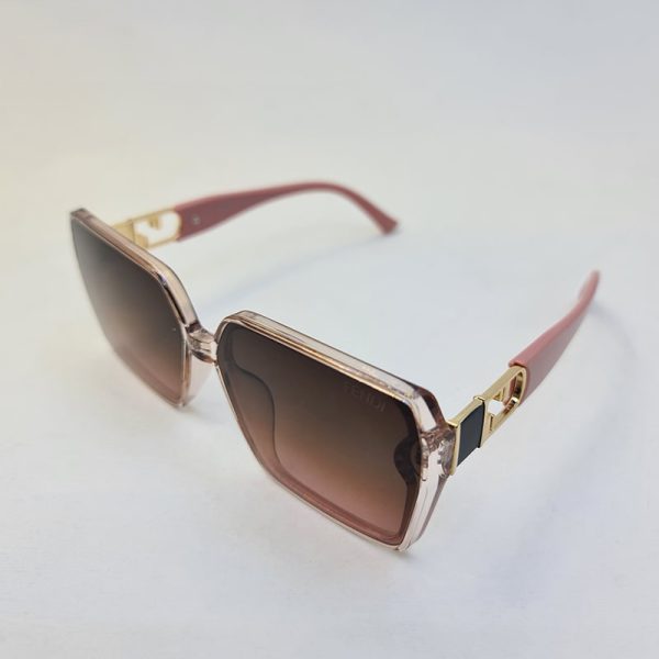 عکس از عینک آفتابی فندی با فریم عسلی، دسته صورتی رنگ و لنز قهوه ای مدل 6063