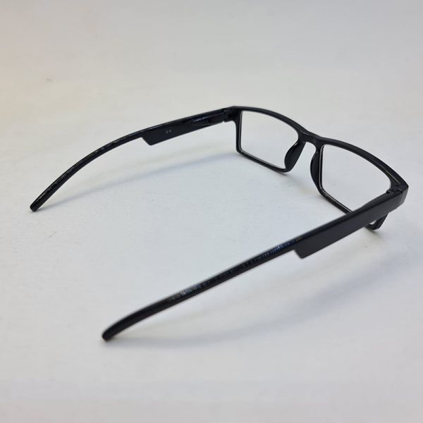 عکس از عینک طبی دور بین با نمره -0. 50 و فریم مستطیلی شکل و مشکی رنگ مدل 24