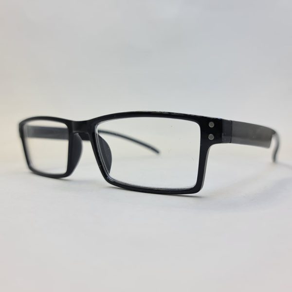 عکس از عینک طبی دور بین با نمره -0. 75 و فریم مستطیلی شکل و مشکی رنگ مدل 24