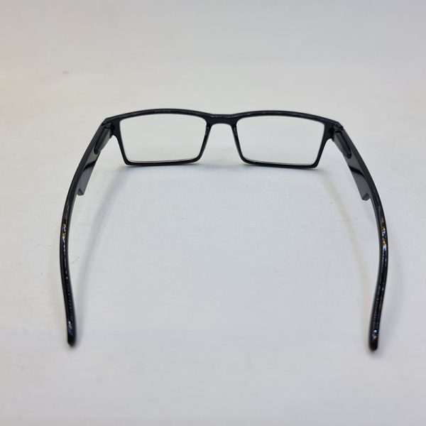 عکس از عینک طبی دور بین با نمره -0. 75 و فریم مستطیلی شکل و مشکی رنگ مدل 24
