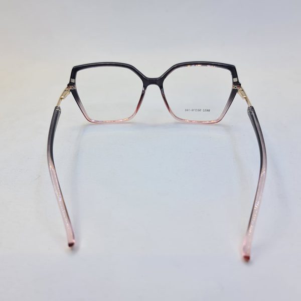 عکس از عینک طبی زنانه پروانه ای با فریم مشکی و صورتی رنگ و تک کاوره مدل 8652