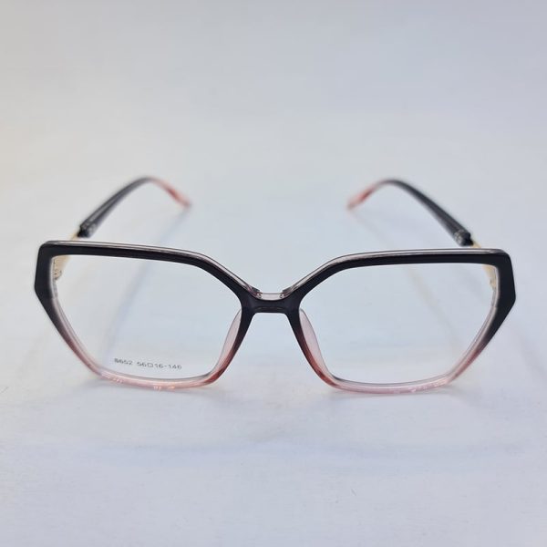 عکس از عینک طبی زنانه پروانه ای با فریم مشکی و صورتی رنگ و تک کاوره مدل 8652