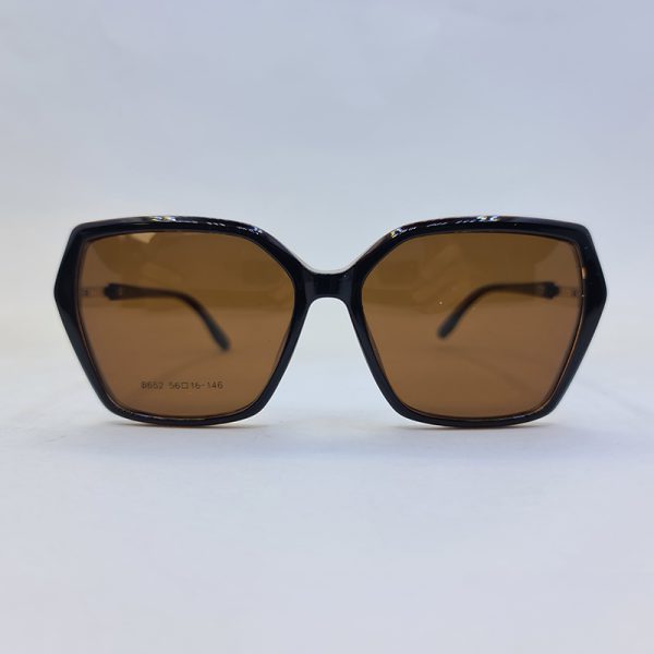 عکس از عینک طبی زنانه پروانه ای با فریم قهوه ای رنگ و تک کاوره مدل 8652