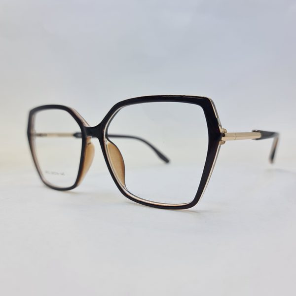 عکس از عینک طبی زنانه پروانه ای با فریم قهوه ای رنگ و تک کاوره مدل 8652