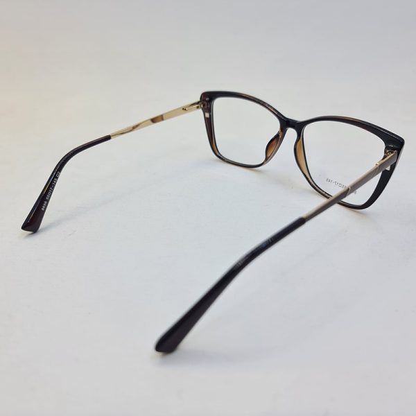 عکس از عینک طبی زنانه گربه ای با فریم قهوه ای رنگ و تک کاوره مدل 8656