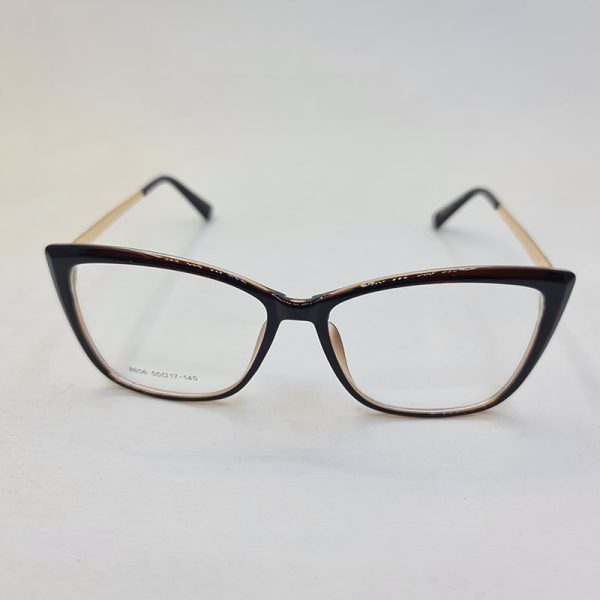 عکس از عینک طبی زنانه گربه ای با فریم قهوه ای رنگ و تک کاوره مدل 8656