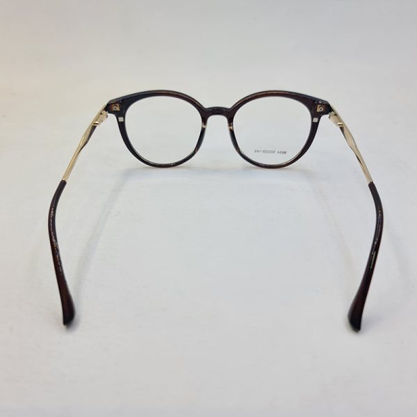 عکس از عینک طبی زنانه گرد با فریم قهوه ای رنگ و تک کاوره مدل 8654