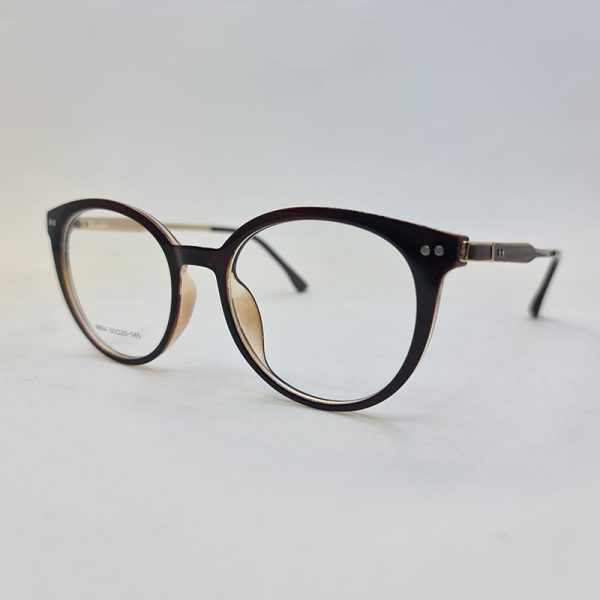 عکس از عینک طبی زنانه گرد با فریم قهوه ای رنگ و تک کاوره مدل 8654