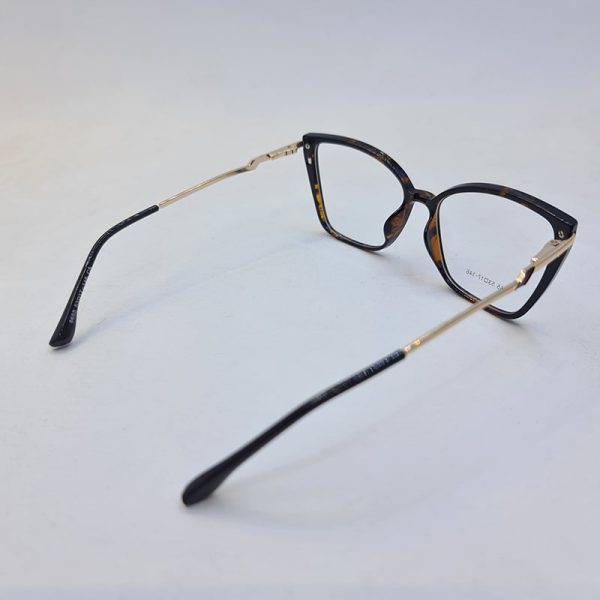 عکس از عینک طبی زنانه گربه ای با فریم هاوانا و تک کاور عینک آفتابی مدل 8655