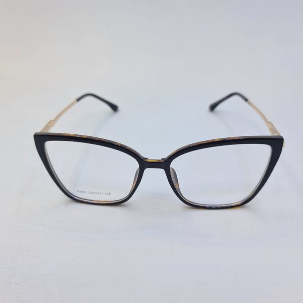 عکس از عینک طبی زنانه گربه ای با فریم هاوانا و تک کاور عینک آفتابی مدل 8655