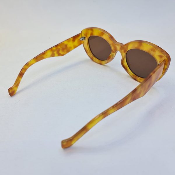 عکس از عینک آفتابی دیور گربه ای با فریم نارنجی، فانتزی و لنز قهوه ای مدل 3214