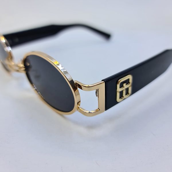 عکس از عینک آفتابی جنتل مانستر با فریم طلایی، بیضی شکل و عدسی دودی مدل b2069