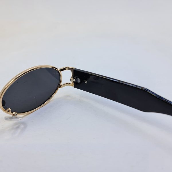 عکس از عینک آفتابی جنتل مانستر با فریم طلایی، بیضی شکل و عدسی دودی مدل b2069