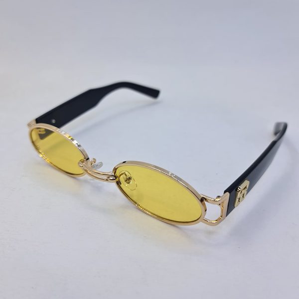 عکس از عینک شب جنتل مانستر با فریم طلایی، بیضی شکل و دسته مشکی و لنز زرد مدل b2069