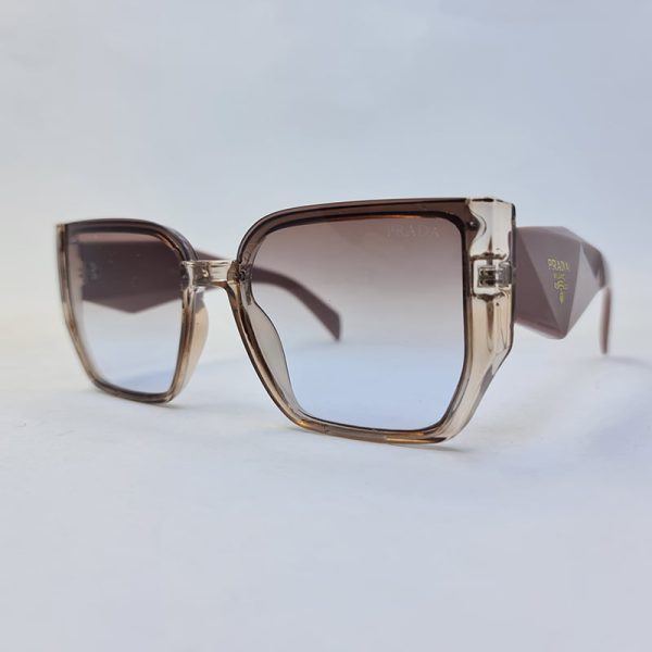 عکس از عینک آفتابی زنانه پرادا با فریم عسلی، دسته کالباسی و لنز قهوه ای مدل 3765