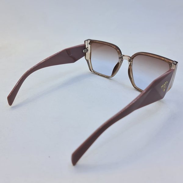 عکس از عینک آفتابی زنانه پرادا با فریم عسلی، دسته کالباسی و لنز قهوه ای مدل 3765