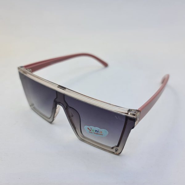 عکس از عینک آفتابی بچگانه با فریم عسلی، عدسی یکسره و دسته صورتی مدل 3700