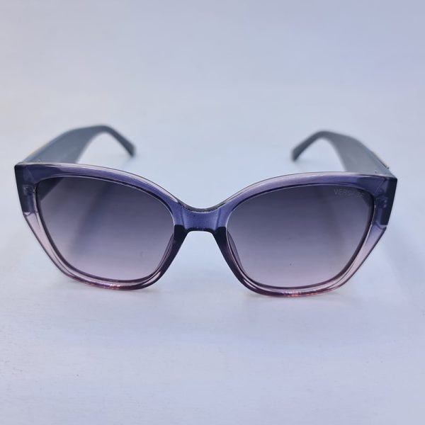 عکس از عینک آفتابی زنانه ورساچه با فریم بنفش، دسته طوسی و گربه ای مدل 8817