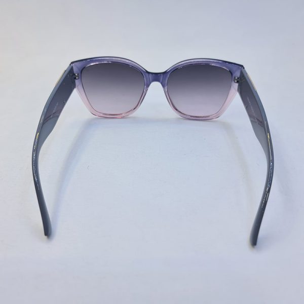 عکس از عینک آفتابی زنانه ورساچه با فریم بنفش، دسته طوسی و گربه ای مدل 8817
