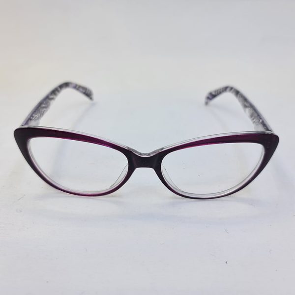 عکس از عینک مطالعه نمره +1. 00 با فریم بنفش، گربه ای شکل و دسته طرح دار مدل fb2006