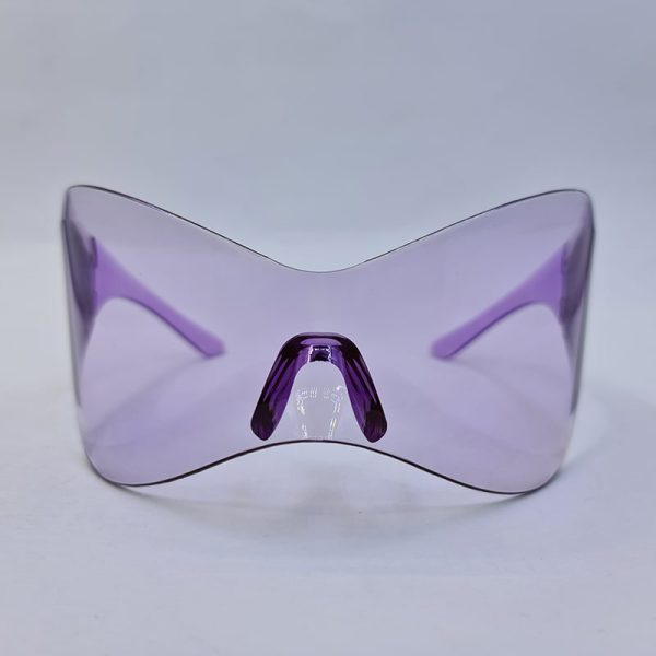 عکس از عینک دید در شب فشن، فریم لس با لنز بنفش رنگ و طرح نقاب مدل ng